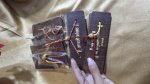 Livrets dévotionnels reliés en bois, probablement contenant le Hanuman Chalisa ou divers Aartis, souvenirs spirituels, cadeaux de mariage - Product Image 3