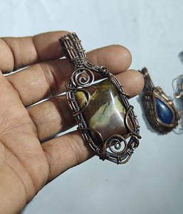 Colgante de ónix negro de forma libre, hecho a mano con alambre de cobre, piedra preciosa negra natural, joyería artesanal, budista tibetana para niños - Product Image 4