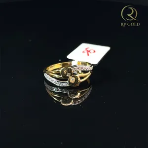 Bague élégante en or avec un design de bande torsadée et une rangée de pierres scintillantes, bijoux modernes élégants pour femmes, à porter au quotidien, cadeau - Product Image 2