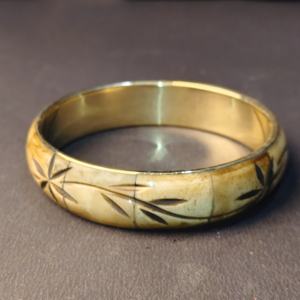 Brazalete de Hueso Tallado con Intrincado Diseño Floral de Rayos de Sol – Pulsera Artesanal Detallada con Grabado Inspirado en la Naturaleza – Hueso Étnico Vintage - Product Image 5