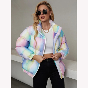 Chaqueta Acolchada con Estampado Tie Dye para Mujer, Cuello Alto, Manga Larga, Cálida para Invierno, Forro de Nailon Ecológico, Bolsillos - Product Image 1