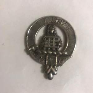Ceci est un badge de blason de clan écossais, généralement en étain et souvent porté sur un bonnet ou comme une broche. - Product Image 3