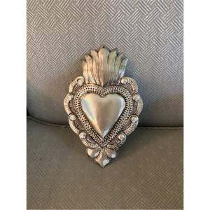 Arte de Pared Estilo Decorativo, Moderno, de Aluminio Dorado, con Sagrado Corazón, Placa Grabada con Monograma Mariano, Corazón Flameante, Arte Folclórico Mexicano - Product Image 4