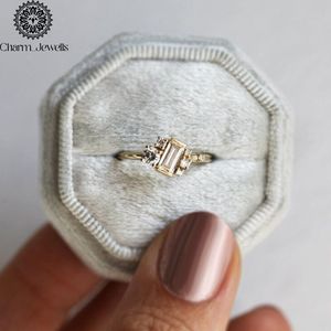 Bague de fiançailles classique pour femme en moissanite taille coussin plaqué argent et or jaune avec sertissage à griffes - Product Image 4
