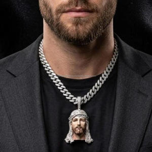 Colgante de Lujo con Personaje de Guerrero Barbudo con Casco, Diamante Moissanita, Plata de Ley 925, Joyería Personalizada - Product Image 2