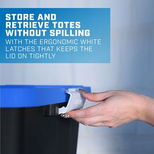 Set di 4 Contenitori di Plastica Resistenti da 5 Galloni con Chiusura, Base Nera e Coperchio Blu - Product Image 5