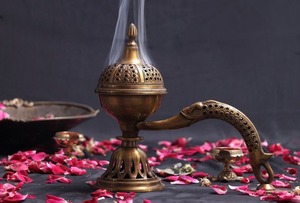 Brûleur d'encens en laiton au design antique, aspect moghol, décoratif pour la maison et l'hôtel, parfum agréable, meilleur prix abordable - Product Image 4