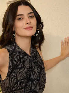 Vestido de Georgette con Estampado Abstracto Negro de Estilo Único, Corte en A, para Eventos Nocturnos y Celebraciones, Disponible a un Precio Competitivo - Product Image 4