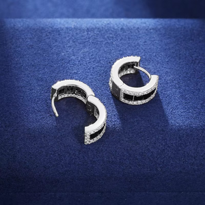 Clous d'oreilles solitaires en diamant de laboratoire taille princesse à trois griffes allongées et fluides, en or 9 carats, certifiés IGI, bijoux de luxe raffinés pour mariage - Product Image 2