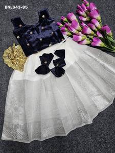Conjunto de lehenga de nailon y seda con tejido Zari y blusa de terciopelo y seda, diseño de última moda para fiestas, fabricante de Surat. - Product Image 3