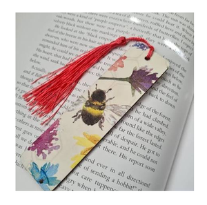 Marque-page classique en bois avec motif abeille et fleur, pompon rouge, réutilisable pour la lecture et les activités promotionnelles, en promotion - Product Image 1