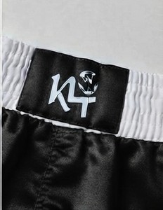 Pantalones Cortos de Boxeo Negros con Logotipo Blanco, Impresión por Transferencia de Calor, Ropa Deportiva Unisex, Ajuste Holgado y Transpirable - Product Image 5