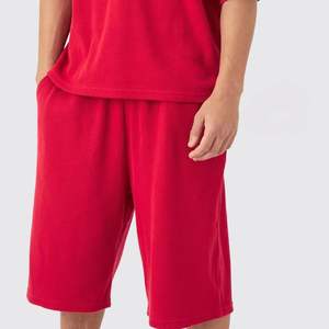 Conjunto Deportivo Personalizado de Dos Piezas Unisex, Camiseta y Pantalones Cortos, Cuello Redondo Holgado, Logotipo Tejido en la Parte Delantera, Ropa Urbana de Verano OEM - Product Image 3