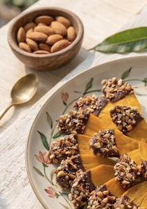Chocolat noir intense à haute teneur en cacao avec des morceaux d'amandes et de mangue moelleuse pour une expérience gourmande élégante - Product Image 2