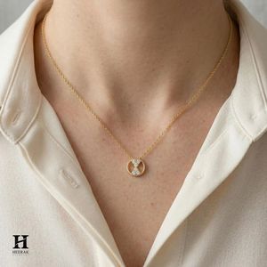 Collier en or 14 carats avec pendentif cercle géométrique moderne en diamant, bijoux fins minimalistes - Product Image 1