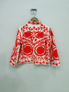 Chaqueta Acolchada Blanca Bordada para Mujer con Hilo Floral Rojo, Diseño Étnico Boho, Corta, 100% Algodón Ecológico - Product Image 6