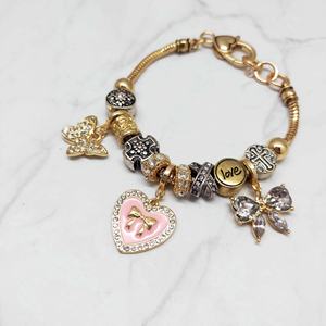 Bracelet à breloques magnifique avec des papillons étincelants et des perles en émail rose en forme de cœur - Product Image 1