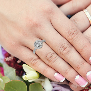 Elegante Anillo de Compromiso de Oro Sólido de 18k con Diseño de Halo Trenzado y Diamante Cultivado en Laboratorio para Mujeres y Chicas, Ideal para Fiestas - Product Image 6