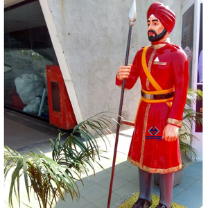 Statue de guerrier FRP 2026 avec épée et lance, costume orange, décoration extérieure - Product Image 5