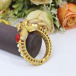 Atractivos brazaletes Kundan de moissanita chapados en oro con aspecto antiguo, ideales para eventos. Juego de dos pares de brazaletes para mujeres y niñas. - Product Image 3