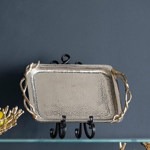 Plateau de service rectangulaire en métal martelé avec poignées en forme de branche dorée, vaisselle moderne de luxe faite à la main - Product Image 2