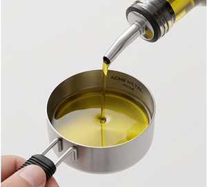 Juego de 4 Tazas Medidoras de Acero Inoxidable de Diseño Moderno Premium con Asas Negras, Ideales para Tareas Precisas de Cocina y Repostería - Product Image 3