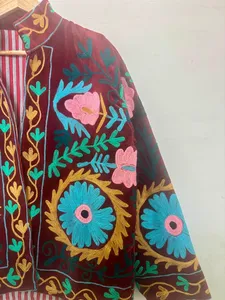 Chaqueta Boho Reversible Acolchada de Terciopelo Bordado Suzani, Hecha a Mano, con Diseño Floral, Prenda Exterior Bohemia, Regalo de Moda Único para Ella - Product Image 2