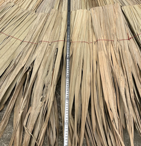 Panneaux de chaume en feuilles de palmier vietnamiennes fabriqués à la main, conçus pour les applications de toiture extérieure et les structures de parasols. - Product Image 4