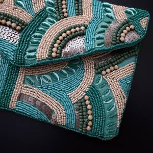 Bolso Rectangular Bordado a Mano en Algodón con Patrón Espiral Verde y Detalles de Cuentas - Product Image 5