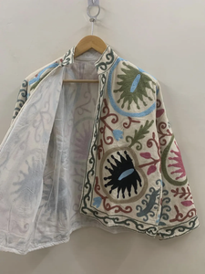 เสื้อแจ็คเก็ตปักลายดอกไม้สไตล์โบฮีเมียนสีขาว ผ้าฝ้าย 100% ลายซูซานี พร้อมลายดอกไม้สำหรับฤดูหนาว - Product Image 3