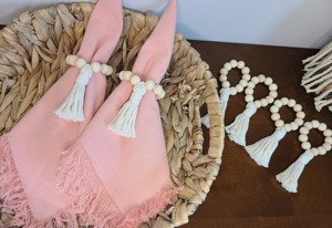 Anneaux de serviette en bois bohème avec pompons, forme circulaire perlée blanche, décoration de table écologique, accessoire de mariage - Product Image 5