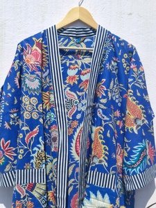 Kimono de Algodón Azul con Estampado Floral, Cuello en V, Cierre con Cordón, Transpirable y Ligero, para Playa o Verano - Product Image 2