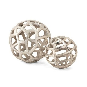 Boule décorative en aluminium de luxe pour la maison et l'hôtel, design moderne style ferme, durable et éco-responsable - Product Image 1