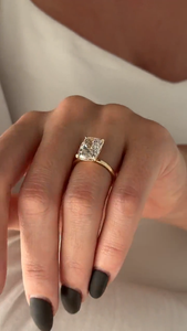 Grande bague de fiançailles en diamant de laboratoire allongé de 5 carats pour femme, en or jaune 14 carats, cadeau d'anniversaire - Product Image 2
