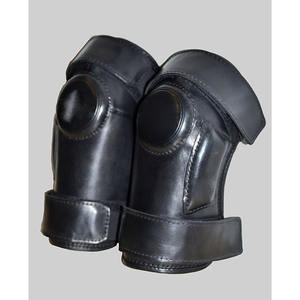 Protector de rodilla ajustable diseñado para un ajuste seguro, protección contra impactos, entrenamiento y rendimiento en deportes ecuestres. Material duradero. - Product Image 3