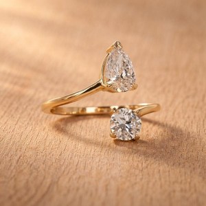 Bague Toi et Moi ouverte et ajustable en or massif 10K 14K 18K avec diamant de laboratoire taille poire et taille ronde, couleur DEF, clarté VS VVS, certifiée IGI - Product Image 1