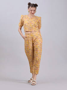 Ensemble haut et pantalon pour femme 100% polyester, col en V, imprimé floral jaune algues avec travail miroir, été - Product Image 3