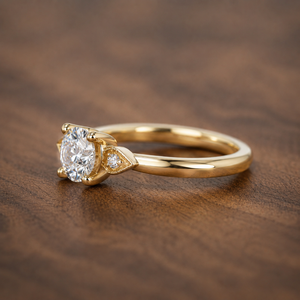 VBSR-59 Bague en or blanc 10K avec trois pierres rondes de 3 carats, couleur E, VS1, bijoux en or délicats pour femmes, diamant cultivé en laboratoire, certifié IGI - Product Image 1