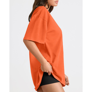 T-shirt oversize respirant pour femme, style streetwear estival, 100% coton, à porter au quotidien, avec logo personnalisé. - Product Image 3