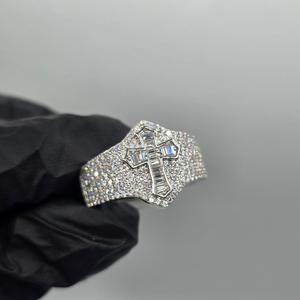 Anillo de compromiso y boda de plata de ley 925 con baño de rodio y engaste pavé de circonitas talla baguette. Moissanita de Lujo Estilo Hip Hop - Product Image 2