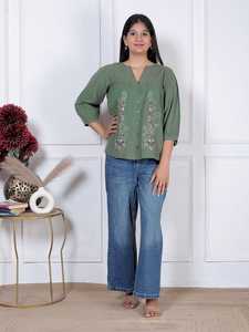 Haut court tendance pour femme en organza brodé vert sauge, col en V et détails boutonnés, idéal pour les jeans, 100 % coton - Product Image 1