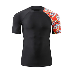 เสื้อแรชการ์ดแขนสั้นสีดำสำหรับผู้ชาย พร้อมลายสีแดงที่แขน เสื้อว่ายน้ำโพลีเอสเตอร์แห้งเร็ว - Product Image 1