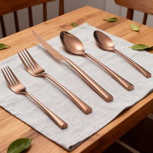 Un ensemble de couverts et de vaisselle de table élégants, conçus pour ajouter une touche d'élégance instantanée aux tables de fête - Product Image 5