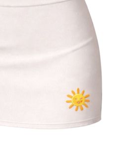ชุดเซ็ตกระโปรงสองชิ้นสีไอวอรี่สำหรับผู้หญิง เสื้อครอปท็อปติดแพทช์รูปพระอาทิตย์น่ารัก พร้อมกระโปรงมินิเอวสูง ผ้าสเตรช ชุดฤดูร้อน - Product Image 6