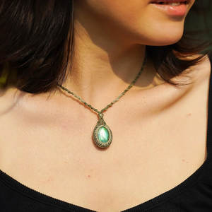 Collier en macramé vert olive fait main avec pendentif papillon en perle d'eau douce et goutte de cuivre, réglable, tendance, pierres précieuses, vente en gros - Product Image 3