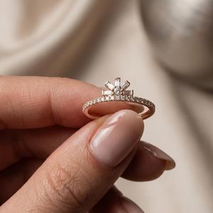 แหวนแต่งงานมอสซาไนต์ทรงบาแกตต์แบบมินิมอล ดีไซน์เกล็ดหิมะ ทองคำแท้ 14K ผลิตในห้องปฏิบัติการ สำหรับทุกเพศ เหมาะสำหรับงานฉลองครบรอบ หรือเป็นของขวัญเซอร์ไพรส์ - Product Image 2