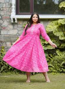 ชุดเดรสคลุมท้องแบบ Anarkali สีชมพูพิมพ์ลาย Bandhej คุณภาพสูง ไซส์ใหญ่ ผ้าเรยอน คอปก แขนสามส่วน ยืดหยุ่นได้ - Product Image 4