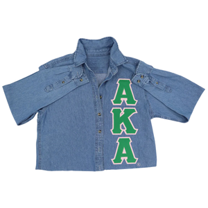 Chemise boutonnée en jean bleu clair à manches longues et col, avec applique lettre verte, tenue décontractée pour sororité - Product Image 2