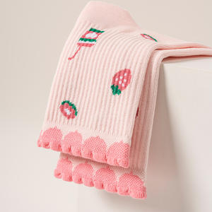 Chaussettes de Pilates et de Yoga pour femmes, style basique personnalisé, antidérapantes, avec design jacquard et bord à volants, motif jacquard fraise pastel - Product Image 2