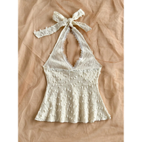 Robe d'été élégante blanche à pois suisses, col halter, bordure en dentelle, à nouer devant